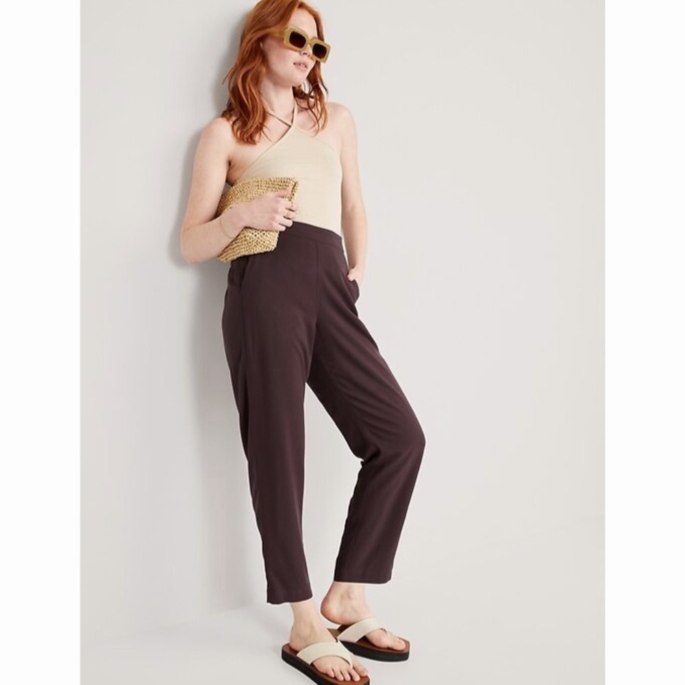 Old Navy Playa Taper Pants in Plum Wine Small